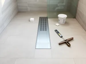 Jak położyć płytki pod prysznicem z odpływem liniowym?