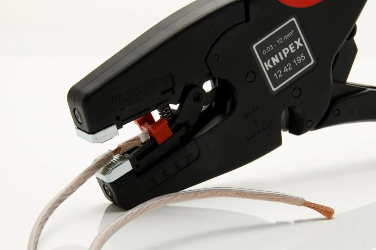 Jak bezpiecznie usunąć izolację z kabla?